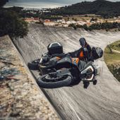 KTM präsentiert mit der1290 SUPER ADVENTURE S 2021 ein neues Zeitalter fahrerorientierten Designs und bahnbrechender Technologie.