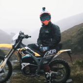 Der Enduro Champ testet das neue SUR-RON Strombike in einem Video - die Zukunft ist elektrisch?