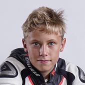 Der 14 jährige Niklas Kitzbichler konnte im Flattrack Bewerb gegenüber der starken Konkurrenz überzeugen und startet 2021 auf der Red Bull Erzbergrodeo KTM RC4R im Austrian Junior Cup um der nächste MotoGP von Österreich zu werden. 