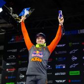 Das Red Bull KTM Factory Racing Team kehrte am Samstag mit der sechsten Runde der AMA-Supercross-Meisterschaft 2021 nach Indianapolis zurück und beendete seinen Aufenthalt im Bundesstaat Hoosier mit einem Doppelerfolg in der 450SX-Klasse.