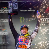 Mit seiner vierten Podiumsplatzierung in Folge in der 9. Runde setzt Webb seinen beeindruckenden Lauf zum zweiten Titel in der 450SX-Klasse fort.