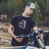 Die neue Casual Apparel Collection 2021 von Husqvarna Motorcycles bietet moderne Styles und innovative Funktionalität und ist ein umfangreiches Sortiment an Bekleidung und Accessoires für alle, die einen abenteuerlichen Lebensstil pflegen.