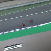 Auf die letzten Meter wird der Ex-Weltmeister von Ducati vom Thron gestürzt, Vinales gewinnt souverän das Auftaktrennen