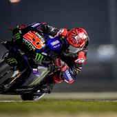 Fabio Quartararo setzt sich auf Yamaha gegen Ducati Power durch, KTM holt sich mit Binder P8 und Rossi verpasst um einen Platz den Punkterang.