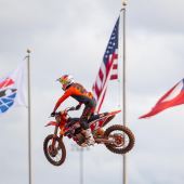 Der Titelverteidiger baut seine Führung an der Spitze der 450SX-Klasse aus.