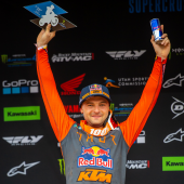 Cooper Webb von Red Bull KTM Factory Racing fuhr beim Atlanta Supercross am Samstag auf den dritten Platz und baute damit seine Führung in der Punktewertung im Kampf um die AMA 450SX Meisterschaft 2021 weiter aus. 