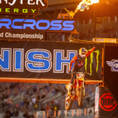  In einer intensiven letzten Rennnacht auf dem Atlanta Motor Speedway setzte sich Cooper Webb von Red Bull KTM Factory Racing gegen seinen Meisterschaftsrivalen durch und holte sich den Sieg im 450SX Hauptrennen, mit dem er nun mit 16 Punkten Vorsprung in die letzten beiden Rennrunden in Salt Lake City, Utah geht.