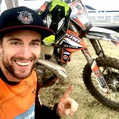 Beim ‘Extreme Enduro Lika’ in Kroatien fährt der Niederösterreicher bei schwierigen Verhältnissen ein kontrolliertes Rennen, macht kaum Fehler und parkt seine KTM im Ziel sicher auf Platz 1. 