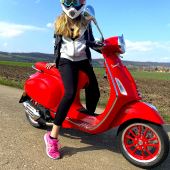 Ich bin heute das erste Mal mit der roten Vespa gefahren und ich liebe es!!  Es macht so viel Spaß zu fahren und ist viel einfacher als ich dachte.