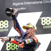 Red Bull KTM Ajo hat beim Grande Premio 888 de Portugal und der dritten Rund der Weltmeisterschaft 2021 beide Kategorien gewonnen.
