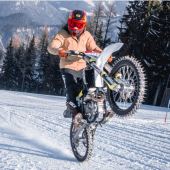 Der Slalom- und Riesenslalom-Weltmeister Marcel Hirscher ist dabei, sein Können im Motorradsport unter Beweis zu stellen. 