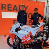 Benny Baumgartner und Leo Rammerstorfer fassten ihre neue KTM RC4R aus