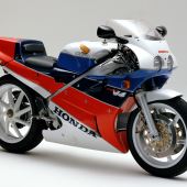 Schon im vergangenen Jahr konnte das HONDA Originalersatzteilprogramm „RC30 Forever“ erfolgreich in Japan eingeführt werden. Jetzt kommt es nach Europa.