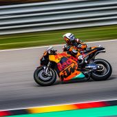 Miguel Oliveira von Red Bull KTM Factory Racing wird beim Liqui Moly Motorrad Grand Prix Deutschland auf der sechsten Position starten, nachdem er auf dem heißen Sachsenring direkt als einer der Tempomacher in die Q2-Qualifikation ging. 