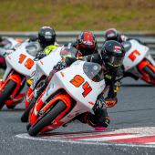 Permanenter Führungswechsel mit MotoGP Spannung bis zum Zielstrich der 12. Runde, so hat sich das Rundstrecken auf dem Salzburgring im Austrian Junior Cup zugetragen.