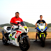 Motorräder waren schon immer unser Ding, der Keller war dann auch irgendwann voll mit diversem Moped Material, so haben wir dann alles auf die Rennstrecke verlagert, bis hin zum Austrian Junior Cup.