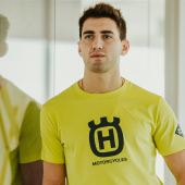 Husqvarna Motorcycles und die italienische Premium Bekleidungsmarke REPLAY präsentieren das neueste Ergebnis ihrer Partnerschaft – eine Bekleidungskollektion, die sich an stilbewusste Motorradfahrer im sich schnell entwickelnden Zweiradmarkt richtet.
