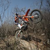 Manuel Lettenbichler, der nach seinem zweiten Platz beim dritten Rennen, dem Abestone Hard Enduro, in Topform ist, kommt nach Romaniacs, um sich seinen dritten Sieg in Folge zu sichern.