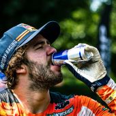 Der vorletzte Renntag der vierten Runde der FIM Hard Enduro World Championship bei den Red Bull Romaniacs brachte Wade Young (Sherco) den Sieg, während Manuel Lettenbichler (KTM) dem Gesamtsieg einen Schritt näher gekommen ist.