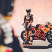 Die KTM Motohall in Mattighofen ruft erstmalig die Kinozeit ins Leben und unterstützt damit die gemeinnützige Forschungsstiftung Wings for Life.