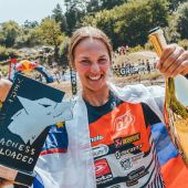 Tjaša Fifer: schnell, fesch und hart im Nehmen. Und sie hat in der Iron Klasse gezeigt, dass auch Frauen wissen, wo das Gas am Moped ist!