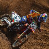 Das vierte Grand Prix-Rennwochenende in Folge führte die Teams und -Fahrer der FIM Motocross Weltmeisterschaft 2021 auf die sandige Strecke von Kegums in Lettland.