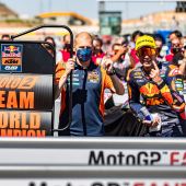 KTM belegt in der Moto2 sensationell die ersten beiden Podiumsplätze, Binder holt sich in der MotoGP den souveränen 7. Platz.