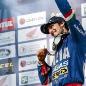 Bei einem der am härtesten umkämpften internationalen Sechstage-Enduros der letzten Jahre hat unser ultraschneller Enduro1-Fahrer nicht nur seine Klasse mit Bravour gemeistert und den zweiten Platz in der Gesamtwertung belegt, sondern auch das dominante italienische Team zu einem historischen Sieg in der hochgeschätzten World Trophy geführt.