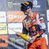 2021 MXGP begab sich in den tiefen Sand von Riola Sardo für den ersten Grand Prix von Sardinien und Red Bull KTM Factory Racing erlebte, wie Jeffrey Herlings und Tom Vialle die Klassen MXGP und MX2 zum dritten Mal in Folge gewannen.