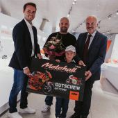 Groß war die Freude bei Vater Jürgen Jodl und dem 6-jährigen Schulanfänger Maxi, die in der Ausstellung der KTM Motohall von Mattighofens Bürgermeister Friedrich Schwarzenhofer und KTM Motohall Geschäftsführer René Esterbauer begrüßt und überrascht wurden.