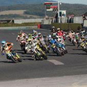 Supermoto ist sowieso extrem leiwand zum Zuschaun´- und wenn es um das Finale geht, dann sind harte Kämpfe ein Garant für echten Motorsport!