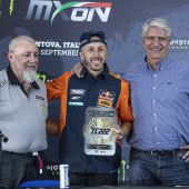 Der langjährige Promoter der FIM Motocross-Weltmeisterschaft, Infront Motor Racing, hat gemeinsam mit der FIM beschlossen, die Startnummer 222 zu Ehren von Red Bull KTM Factory Racing-Pilot Tony Cairoli einzuziehen, der am 10. November beim Grand Prix von Cittá de Mantova in Mantua eine glorreiche 18-jährige Karriere beenden wird.