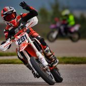 12-jähriger Niederösterreicher feierte am Wachauring seinen ersten Jugend-Staatsmeistertitel im Supermoto-Sport. Am 12. September holte sich Christoph Steiner erstmals Jugend-ÖM -Gold und sicherte sich dazu auch den Grenzland Cup Gesamtsieg im Jahr 2021. Beim Finale in Melk setzte sich der aktuell stärkste rot-weiß-rote 85ccm Supermoto-Racer auch in der Tageswertung der CZ-Meisterschaft durch.