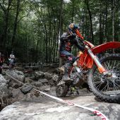 Trotz der begrenzten Zuschauerzahl beim diesjährigen GetzenRodeo verspricht die Atmosphäre elektrisierend zu werden, denn es werden 5.000 leidenschaftliche Hard-Enduro-Fans erwartet, die den Heimfavoriten Manuel Lettenbichler anfeuern. 