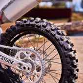 Bridgestone Battlecross X31 Motocross-Reifen ermöglicht Fahrern, sich auf anspruchsvollem Gelände zu verbessern.