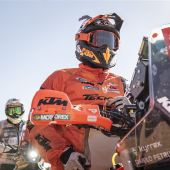 In vier Tagen der Dakar hat Danilo Petrucci bereits ein Leben gelebt: von der Aufregung der ersten Male bis zu den schlimmsten Niederlagen mit einem massakrierten Fuß, vom Verlust seines gesamten Besitzes bis zum Podium des Tages, das seit 2006 kein Italiener mehr erreicht hatte. 