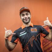 Danilo Petrucci hat nach diversen Pannen überraschend seine erste Wertungsprüfung bei der Dakar gewonnen: "Ich habe angefangen zu weinen und konnte es nicht fassen", so der Kommentar von Petrucci, der uns ein wenig emotional berührt. Danilo Petrucci hat nach diversen Pannen überraschend seine erste Wertungsprüfung bei der Dakar gewonnen: "Ich habe angefangen zu weinen und konnte es nicht fassen", so der Kommentar von Petrucci, der uns ein wenig emotional berührt. 
