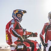 Nach einer blitzschnellen Zeit und dem Gewinn des gestrigen Prologs hat Daniel Sanders seine beeindruckende Geschwindigkeit beibehalten und sich den Sieg auf der heutigen Eröffnungsetappe der Rallye Dakar 2022 gesichert!
