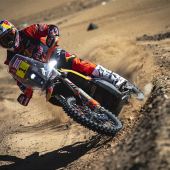 Mit insgesamt 570 Kilometern forderte der zweite Tag der Dakar die Teilnehmer mit einer Reihe von knifflig zu navigierenden schnellen Strecken und offenen Dünen heraus. 