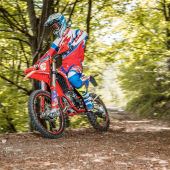 Im Rahmen der Enduro-Europameisterschaft 2022 wird eine neue Trophäe eingeführt, die ausschließlich der 50 CC gewidmet ist.