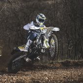Husqvarna Factory Racing freut sich, die Verpflichtung des erfahrenen Enduro-Rennfahrers und ehemaligen 125ccm Enduro Youth Cup Weltmeisters Mikael Persson für die Saison 2022 bestätigen zu können. 