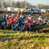 Das Monster Energy Yamaha Factory MXGP Team legte beim MXGP of Great Britain in Matterley Basin, Winchester, England, einen beeindruckenden Start in seine MXGP-Titelkampagne 2022 hin.