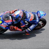 In der höchsten Rennklasse innerhalb der FIM-Motorrad-Weltmeisterschaft treten in der Mo-toGP-Klasse die leistungsstärksten Motorräder gegeneinander an. MotoGP-Motorräder sind Prototypen mit der aktuell besten Technik, welche im Schnitt 300 PS stark sind,157 Kilo wie-gen und eine Geschwindigkeit von über 350 km/h erreichen können. Die Weltmeisterschaft fand erstmalig im Jahr 2002 statt. 