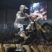 Zum Abschluss seiner Teilnahme an der FIM SuperEnduro Weltmeisterschaft 2022 in der fünften Runde in Deutschland lieferte Billy Bolt von Husqvarna Factory Racing eine weitere dominante Vorstellung ab und holte sich den Gesamtsieg in Riesa.