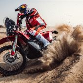 Nachdem er bei der härtesten Rallye der Welt mit seinem sensationellen Sieg bei der Rallye Dakar 2022 einen bleibenden Eindruck hinterlassen hat, kehrt Sam Sunderland bei der zweiten Runde der FIM Rallye-Raid Weltmeisterschaft, der Abu Dhabi Desert Challenge, hinter den Lenker seiner GASGAS RC 450F zurück.