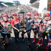 Der amtierende Weltmeister Yoshimura Suzuki Endurance Racing Team Motul fuhr beim Saisonauftakt der 24 Heures Motos EWC in Le Mans, Frankreich, zum Sieg.