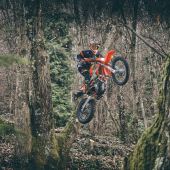 KTM ist im Enduro-Sport seit Jahrzehnten nicht zu schlagen und die neuesten KTM EXC- und EXC-F-Modelle des Modelljahres 2023 sind dafür gemacht, diesen Trend aufrecht zu erhalten. 