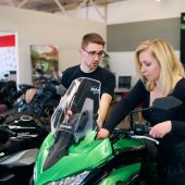 Alexander Schön ist der abenteuerlustige Verkaufsberater, dessen Leidenschaft die Motorräder sind.