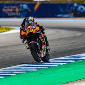 Binder und Miguel Oliveira kämpfen sich in Jerez trotz eines Hinterreifenproblems durch weite Teile des Feldes und erreichen die Plätze 10 und 12