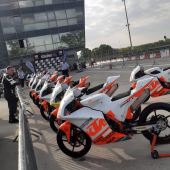 Schon das ganze Wochenende war klar, dass der junge Tiroler hungrig nach einem Sieg ist. Kilian Holzer war schnellster in jedem Training und stand beide Male auf Pole Position. Hinter ihm der ebenso schnelle junge Deutsche Korbinian Brandl. 